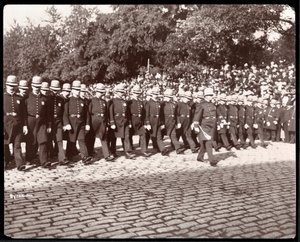 Ansicht der marschierenden Polizei bei einer Parade der New Yorker Polizei, New York, 1898